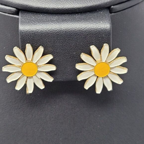 Vtg Daisy Flower Clip-On Earrings Gold-Tone‎ White Yellow Enamel Hippie Jewelry - Picture 5 of 5